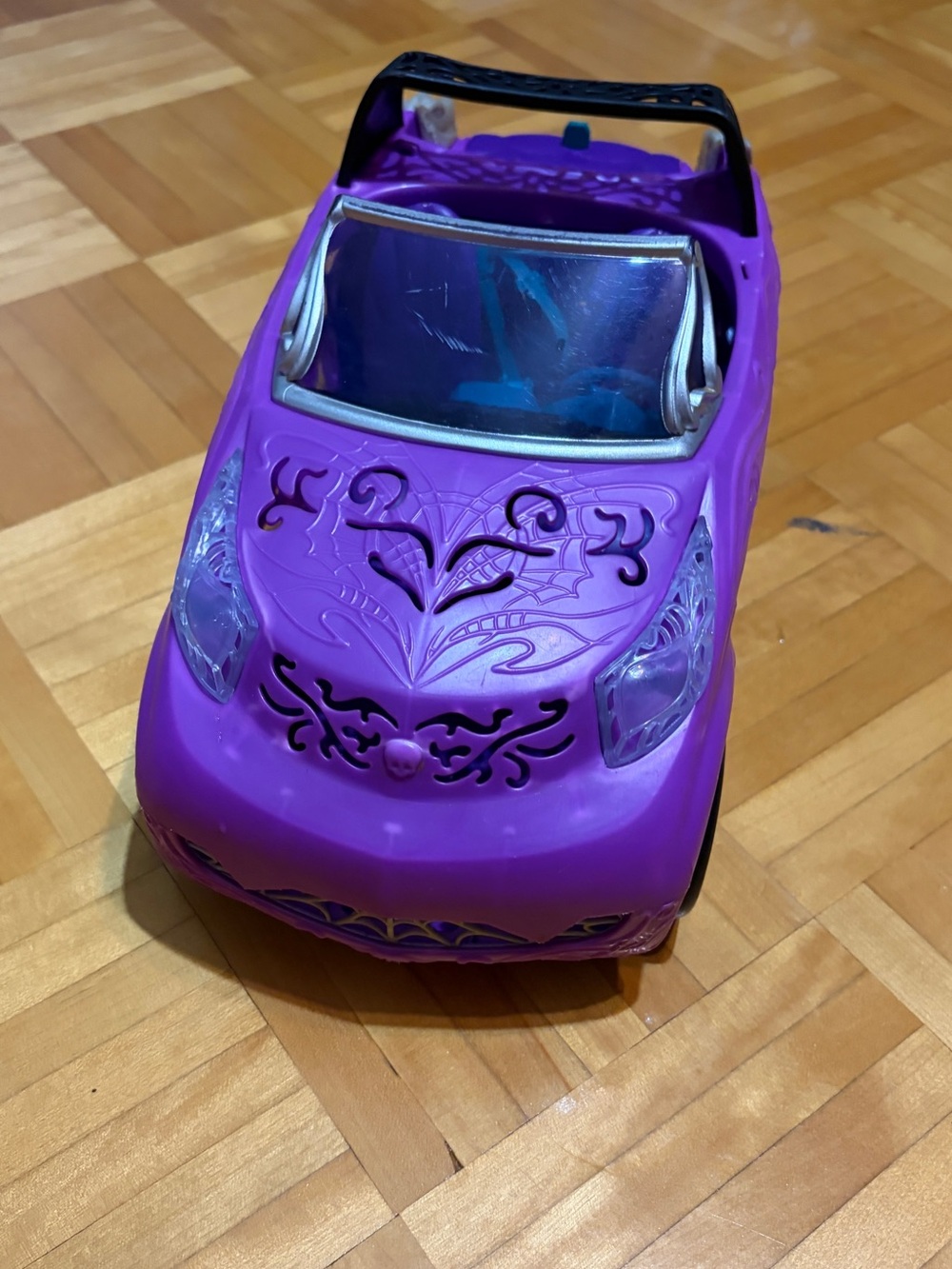 monster high scaris car
